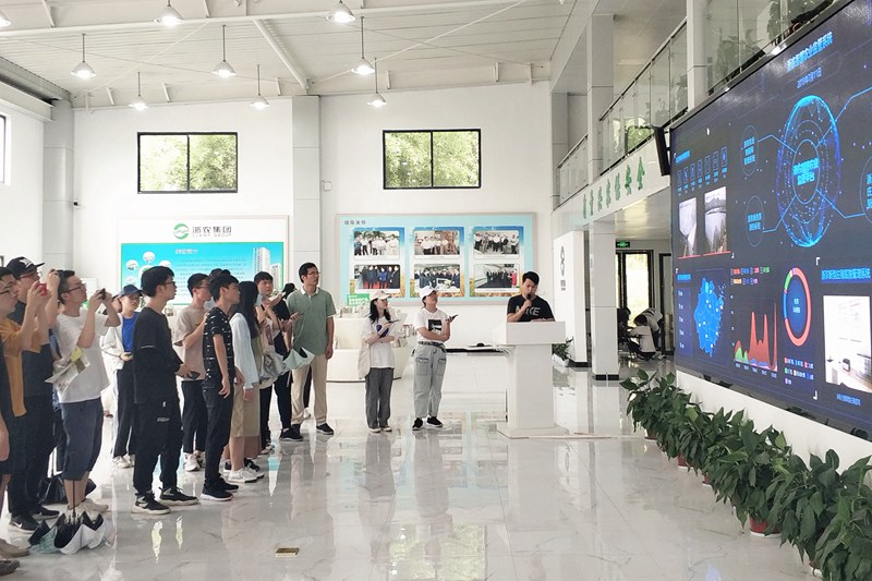 浙江農(nóng)林大學師生參觀浙農(nóng)瓶窯基地